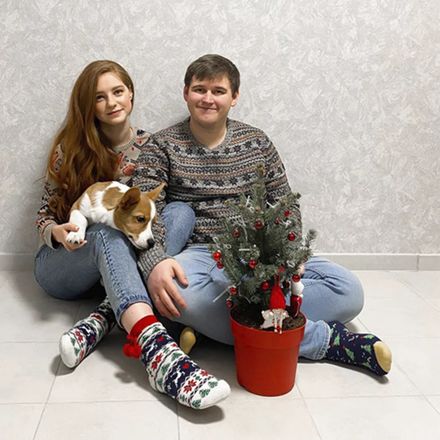 Хозяева с щенком корги